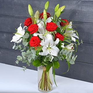 Bouquet de Lys Blancs et de Roses Rouges -